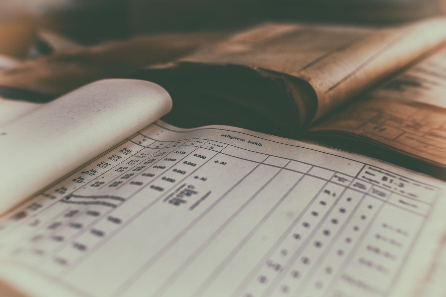 photo-1546198632-9ef6368bef12